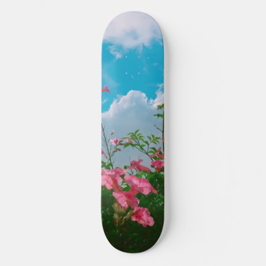 Rosa Blume unter blauem Himmel mit Wolken - Natur Skateboard (Vorderseite)