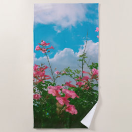 Rosa Blume unter blauem Himmel mit Wolken - Natur Strandtuch