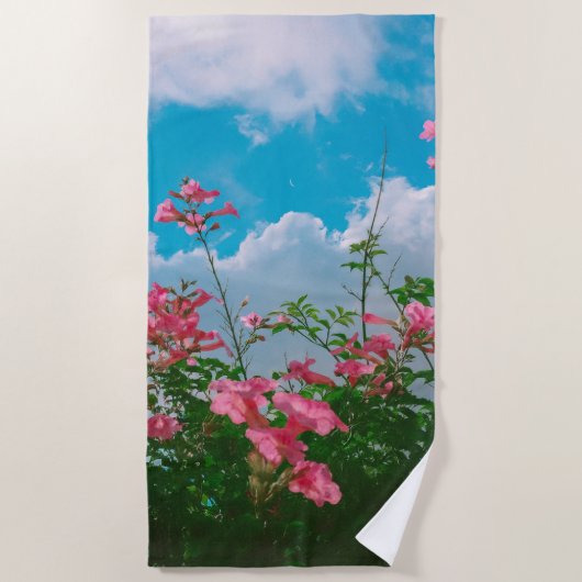 Rosa Blume unter blauem Himmel mit Wolken - Natur Strandtuch (Vorderseite)