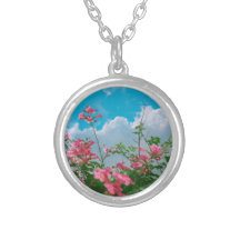Rosa Blume unter blauem Himmel mit Wolken - Natur