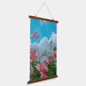 Rosa Blume unter blauem Himmel mit Wolken - Natur Wandteppich Mit Holzrahmen (Gewinkelt)