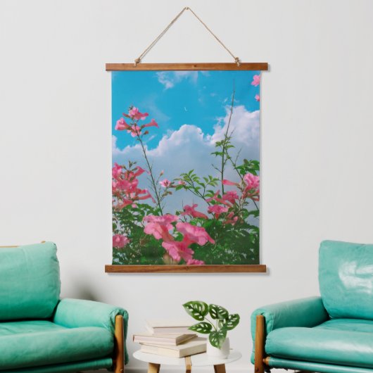 Rosa Blume unter blauem Himmel mit Wolken - Natur Wandteppich Mit Holzrahmen (Wohnzimmer)