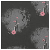 Rosa Blumen auf beunruhigtem Grau und Schwarzem Stoff (Nahaufnahme)