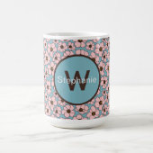 Rosa Blumen auf Blau mit Monogramm Kaffeetasse (Mittel)