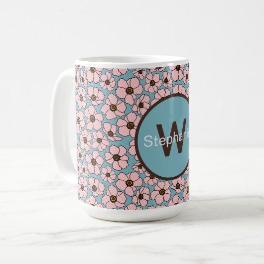 Rosa Blumen auf Blau mit Monogramm Kaffeetasse (Vorderseite Links)