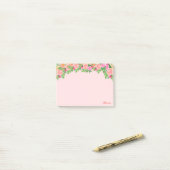 Rosa Blumen & Kalligrafie auf hellrosa Post-it Klebezettel (Auf Schreibtisch)