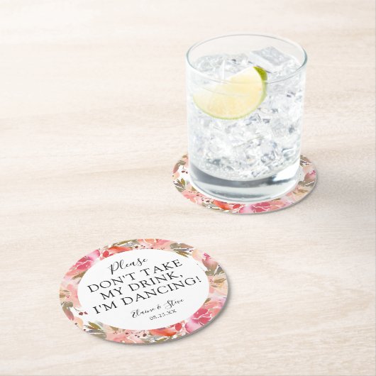 Rosa Blumen nehmen nicht mein Getränk, ich tanzen! Runder Pappuntersetzer (Vor Ort)