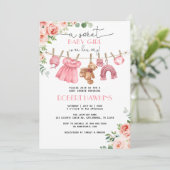 Rosa Blumenbekleidung Mädchen Kinderdusche Einladu Einladung (Stehend Vorderseite)