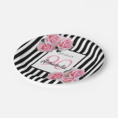 Rosa Blumenblätter zum 90. Geburtstag Schwarz-weiß Pappteller (Schrägansicht)