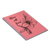Rosa Blumenblüte mit Grau-Notebook Notizblock (Rechte Seite)