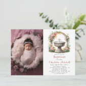 Rosa Blumengestein Elegantes Cross Baptisse Foto Einladung (Stehend Vorderseite)