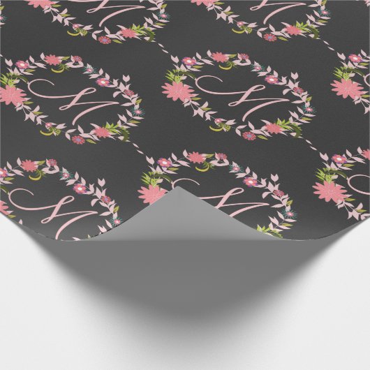 rosa Blumenkranz Monogramm Geschenkpapier (Ecke)
