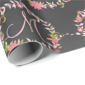 rosa Blumenkranz Monogramm Geschenkpapier (Rolleneckpunkt)