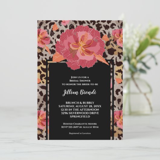 Rosa Blumenleopard Tierdruckerei Brautparty Einladung (Stehend Vorderseite)