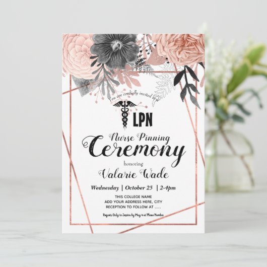 Rosa Blumenzeremonie Abschluss LPN Kindergartenfes Einladung (Stehend Vorderseite)