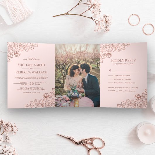 Rosa Blush und Rose Gold Lace Hochzeitssemble Foto Dreifach Gefaltete Einladung