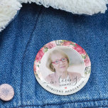 Rosa Blüte im Gedächtnis des Gedächtnisses zur Eri Button<br><div class="desc">Der perfekte Tribute Button für Freunde und Familie,  um bei einer Beerdigung oder Gedenkfeier mit einem Bild Ihres Liebsten und den Worten "in liebevoller Erinnerung" und ihrem Namen zu tragen. Das Design ist mit einem rosa Aquarellblumendesign und einem Kalligraphieskript ausgestattet.</div>