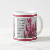Rosa Blüte, mit Vers von Psalm 31:24 Jumbo-Tasse (Vorderseite Rechts)