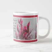 Rosa Blüte, mit Vers von Psalm 31:24 Jumbo-Tasse (Rechts)