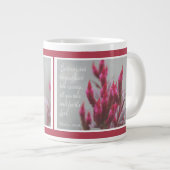 Rosa Blüte, mit Vers von Psalm 31:24 Jumbo-Tasse (Vorderseite Rechts)