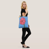 Rosa Blüte voll mit blauem Hintergrund Tasche (Am Model)