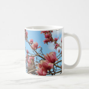 Rosa Blüten auf dem Baumzweig mit Vogelnest Kaffeetasse