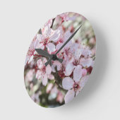 Rosa Blüten roten Stiele. Runde Wanduhr (Winkel)