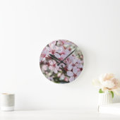 Rosa Blüten roten Stiele. Runde Wanduhr (Zuhause)