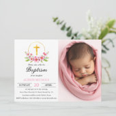 Rosa Blüten und Foto der Taufe mit Goldkreuz Einladung (Stehend Vorderseite)
