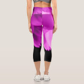 Rosa Blütenblätter auf schwarzen Blume Capri Leggings (Rückseite)
