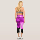 Rosa Blütenblätter auf schwarzen Blume Capri Leggings (Rückseite)