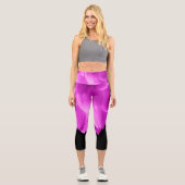 Rosa Blütenblätter auf schwarzen Blume Capri Leggings (Vorderseite)