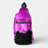 Rosa Blütenblätter auf schwarzen Blume Crossbody Bag (Vorderseite)