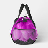Rosa Blütenblätter auf schwarzen Blume Duffle Bag (Rechts)