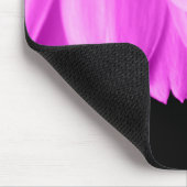 Rosa Blütenblätter auf schwarzen Blume Mousepad (Ecke)