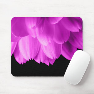 Rosa Blütenblätter auf schwarzen Blume Mousepad