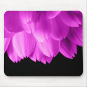 Rosa Blütenblätter auf schwarzen Blume Mousepad (Vorne)