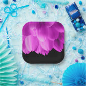 Rosa Blütenblätter auf schwarzen Blume Pappteller (Party)