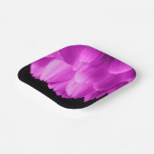 Rosa Blütenblätter auf schwarzen Blume Pappteller (Gewinkelt)