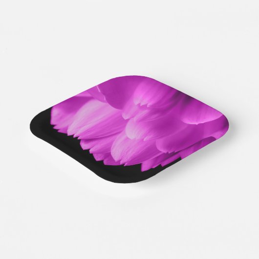 Rosa Blütenblätter auf schwarzen Blume Pappteller (Gewinkelt)