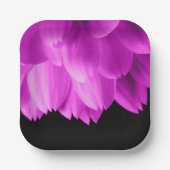 Rosa Blütenblätter auf schwarzen Blume Pappteller (Vorderseite)