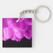 Rosa Blütenblätter auf schwarzen Blume Schlüsselanhänger (Rückseite)