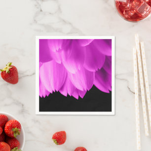 Rosa Blütenblätter auf schwarzen Blume Serviette