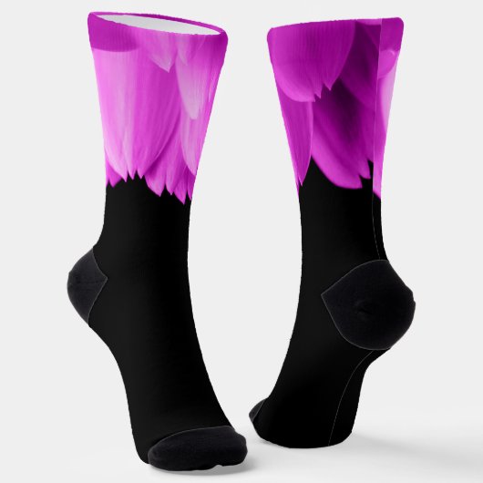 Rosa Blütenblätter auf schwarzen Blume Socken (Gewinkelt)