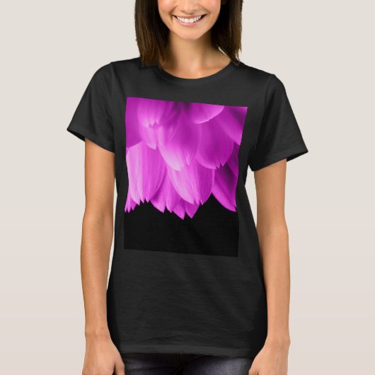 Rosa Blütenblätter auf schwarzen Blume T-Shirt (Vorderseite)