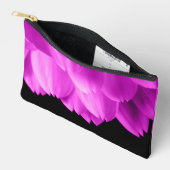 Rosa Blütenblätter auf schwarzen Blume Zubehörtasche (Offen)