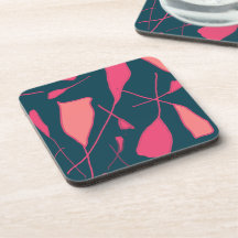 Rosa Blütenblätter über schwarzen Deckenkorb