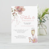 Rosa Blütenblätter und Prosecco-Brautparty Einladung (Stehend Vorderseite)