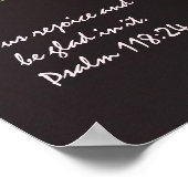 Rosa Blütenblüte mit Verse aus Psalm 118:24 Poster (Ecke)