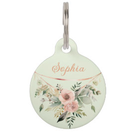 Rosa Blütenblütenanordnung auf der Seite grün Haustiermarke